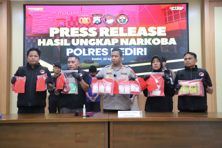 Polres Kediri Berhasil Gagalkan Peredaran Narkoba, Tiga Tersangka dan Sabu Hampir 1 Kg Diamankan