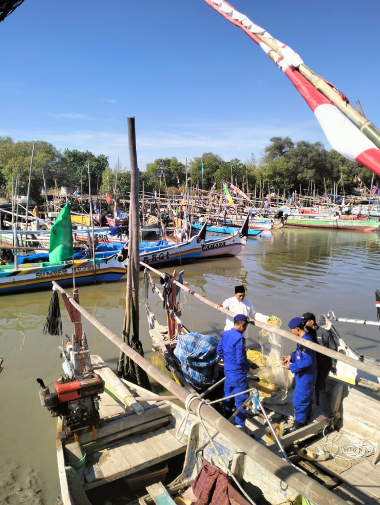 Adanya Potensi Cuaca Ekstrim, Satpolairud Polresta Sidoarjo Patroli Temui Nelayan