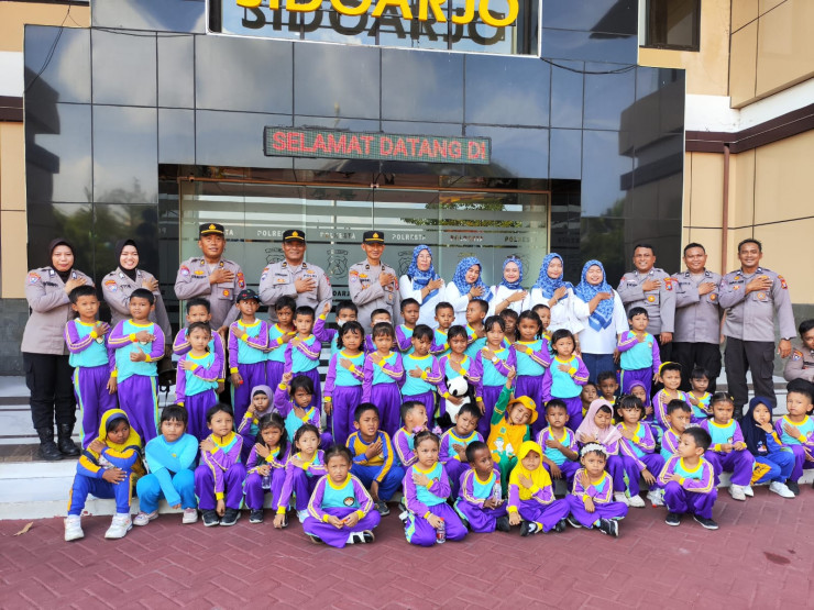 Polresta Sidoarjo Terima Kunjungan TK Dharma Wanita Persatuan Jabaran, Tanamkan Cita-Cita Sejak Dini