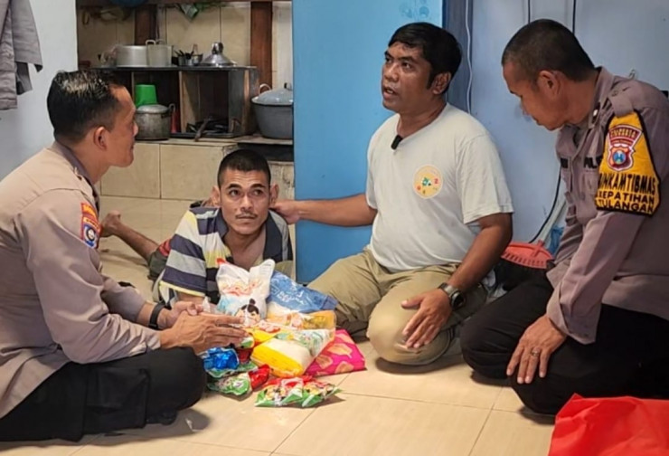 Kapolsek Tulangan Bantu Warga Keterbatasan Fisik