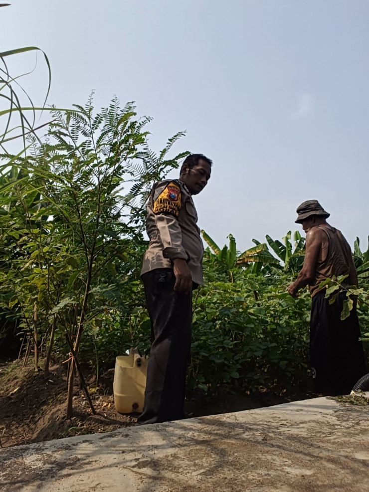 Kepedulian Bhabinkamtibmas Tambak Kalisogo kepada Lansia Penggerak Ketahanan Pangan di Tengah Patroli