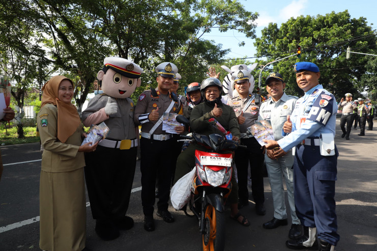 Polres Magetan Berbagi Bunga dan Es Krim di Operasi Keselamatan Semeru 2026