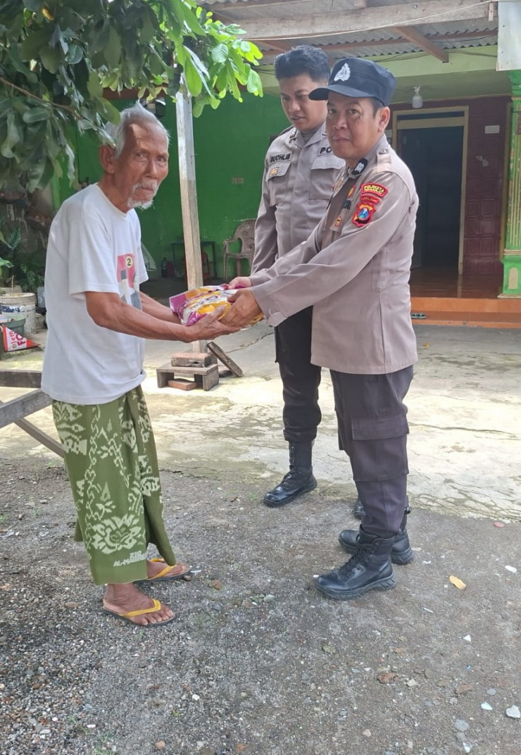 Ramadan Peduli, Anggota Polsek Wonoayu Beri Santunan Warga Kurang Mampu