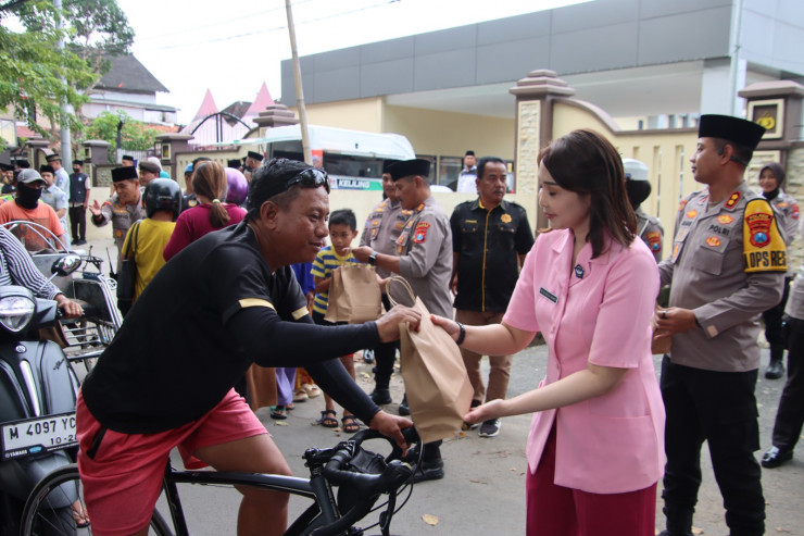 Sinergi di Bulan Ramadhan Polres Sumenep Bersama Lintas Instasi Berbagi Takjil