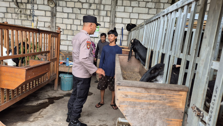 Bhabinkamtibmas Desa Ngelom Sambangi Peternakan Kambing Warga untuk Dukung Ketahanan Pangan