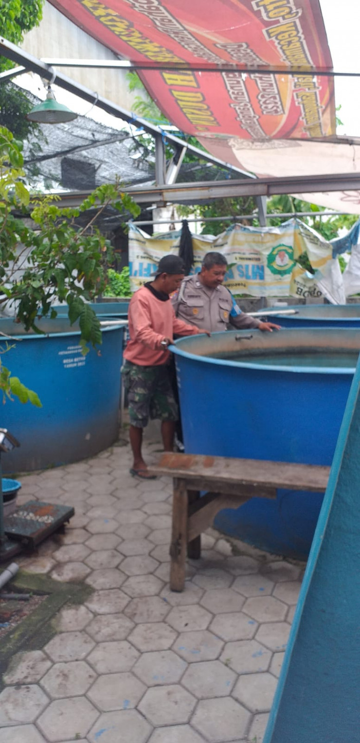 Bhabinkamtibmas Desa Betro Silaturahmi ke Warga Pembudidaya Ikan Lele