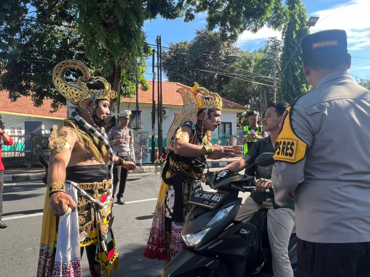 Unik..! Polres Blitar Kota Terjunkan Gatotkaca dan Werkudara Sosialisasikan Ops Keselamatan Semeru 2026