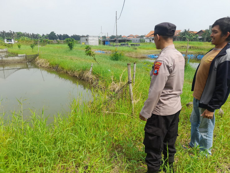 Bhabinkamtibmas Trosobo Cek Kolam Lele Dukung Ketahanan Pangan