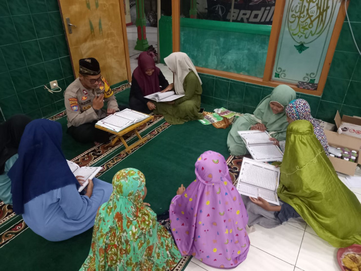Kanit Binmas Polsek Krembung Gelar Tadarus Al-Qur'an Bersama Remaja