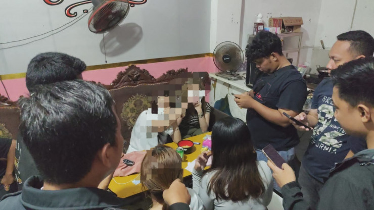 Polres Gresik Amankan 16 Orang dan Puluhan Botol Miras di Cerme, Respons Aduan Cak Rama