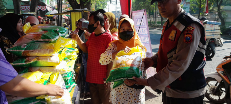 Kompak Tiga Pilar Kecamatan Krian Gelar Gerakan Pangan Murah